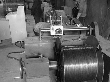 開始了一家創業公司并購買了拉絲機。 開始了一家創業公司并購買了拉絲機。